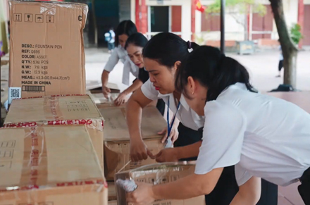 Deli Vietnam supporta la scuola primaria Phu Thu con donazione di 15.000 confezioni di cancelleria