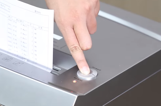 01 Deli ET096 distruggidocumenti