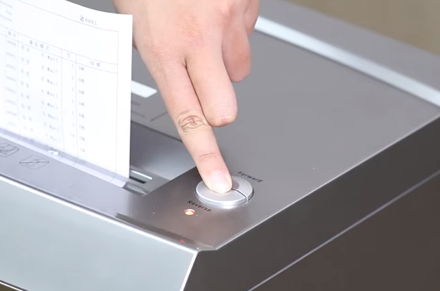 Deli ET096 distruggidocumenti