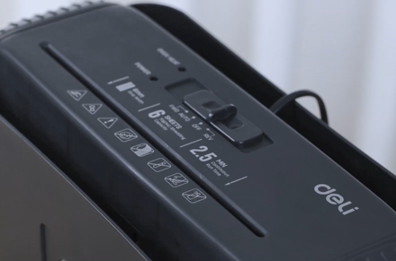 Distruggidocumenti a strisce Deli ET102SC