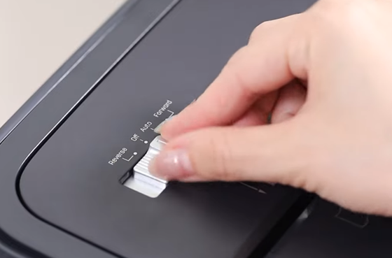 01 Deli E9939 distruggidocumenti portatile