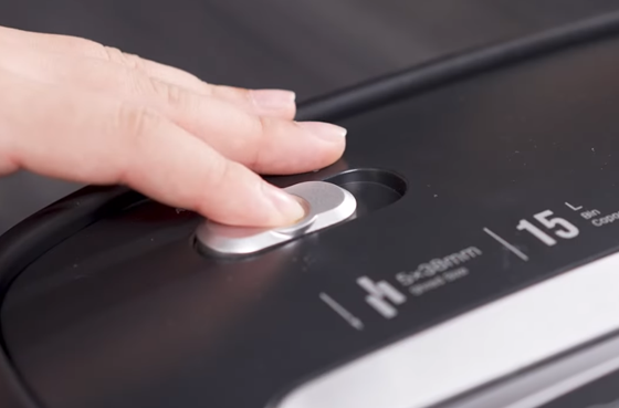 01 Deli E9947 distruggidocumenti